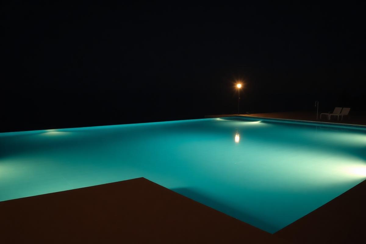 Installation autour d'une piscine — avant